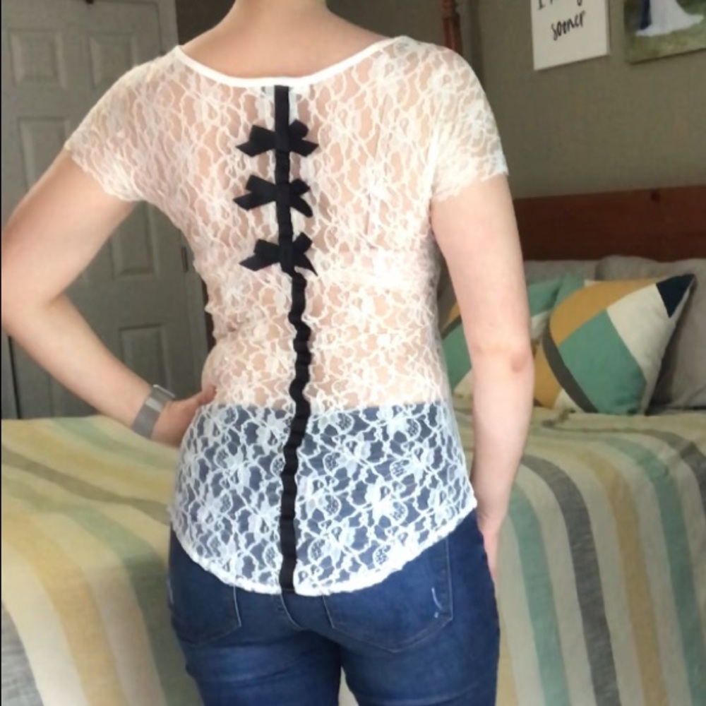 White T-shirt with open lace back